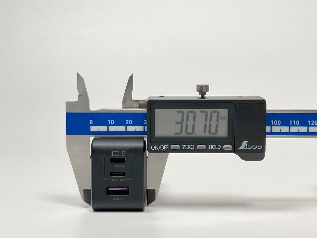 UGREEN Nexode PD 65W GaN の幅をノギスで測定している様子