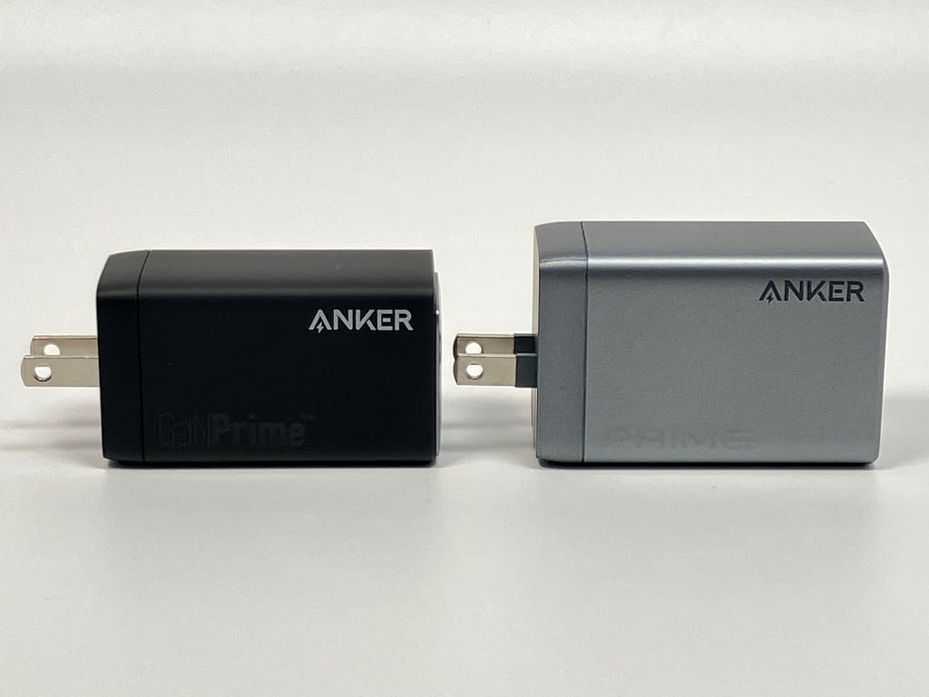 Anker Prime Charger (100W, 3 Ports, GaN) と Anker 735 Charger (GaNPrime 65W) の側面比較