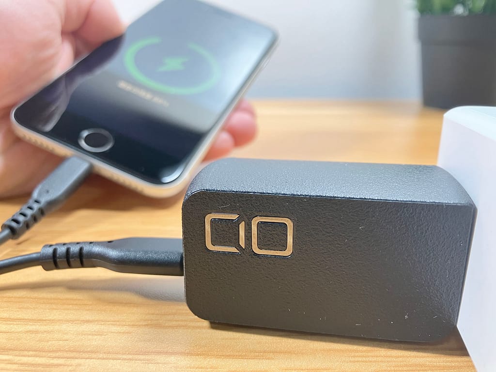 CIO NovaPort SOLOⅡ 65W1C で充電している様子