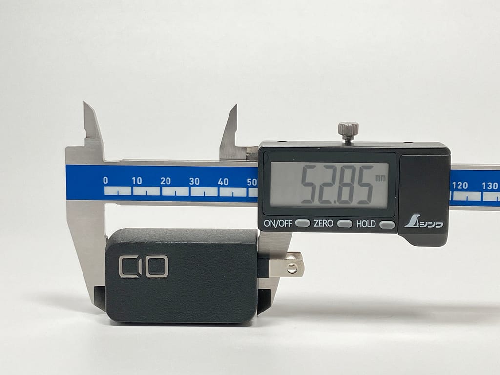 CIO NovaPort SOLOⅡ 65W1C の奥行きをノギスで測定している様子