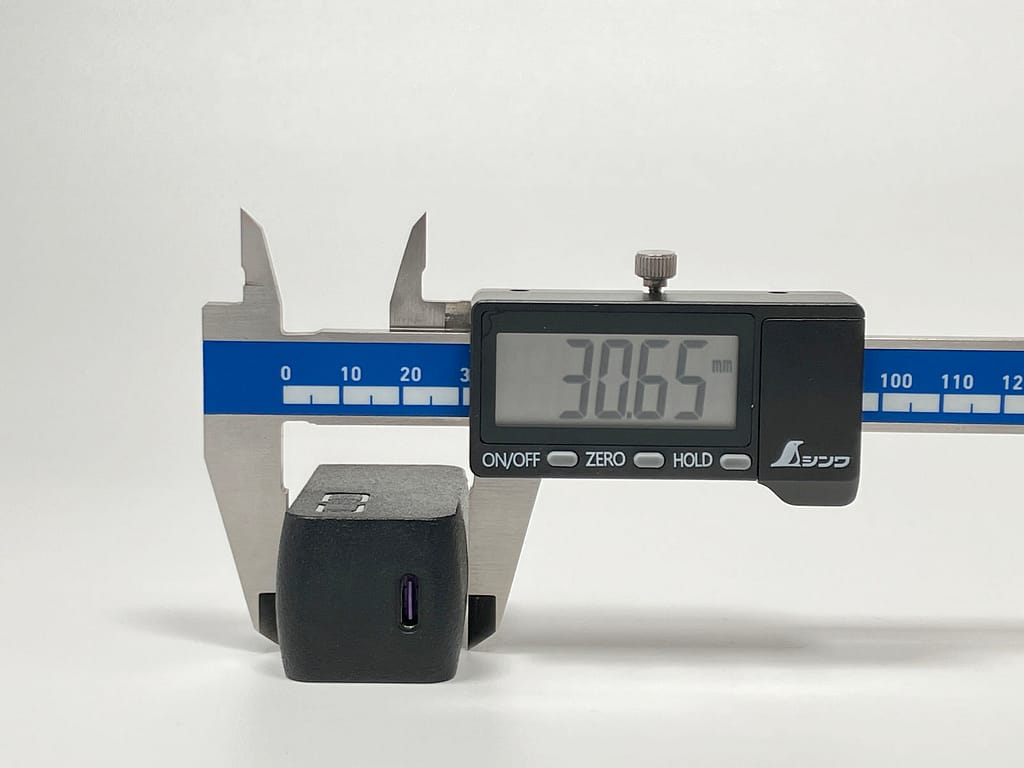 CIO NovaPort SOLOⅡ 65W1C の高さをノギスで測定している様子