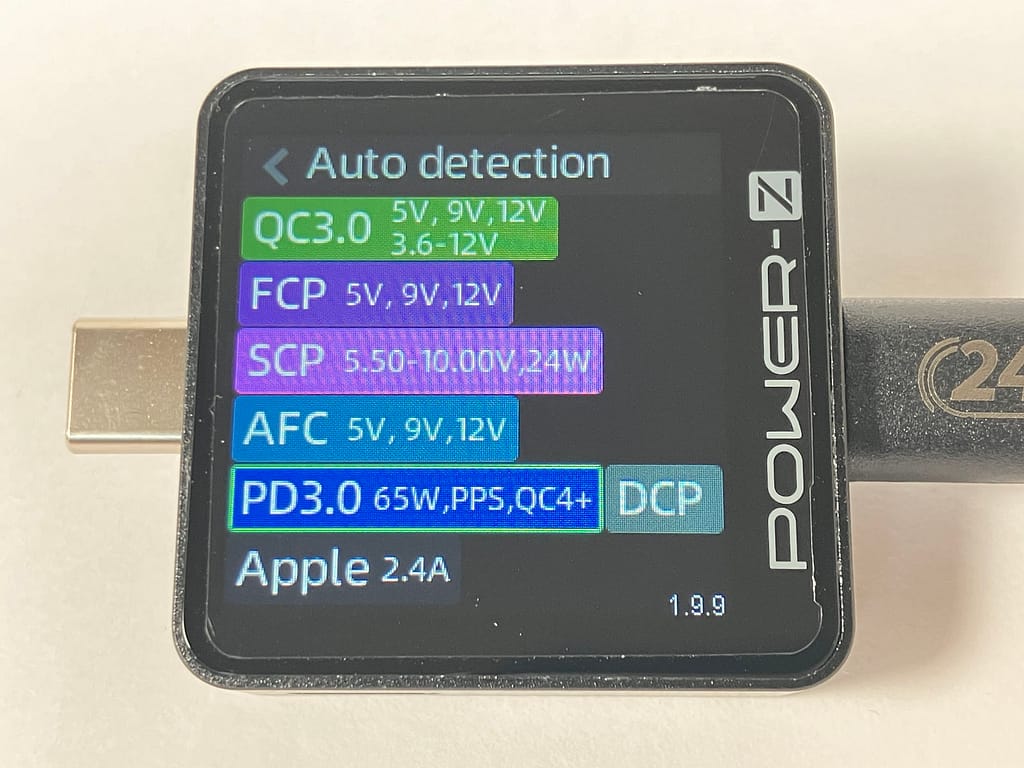 CIO NovaPort SOLOⅡ 65W1C の対応プロトコルをUSBテスターで確認している様子