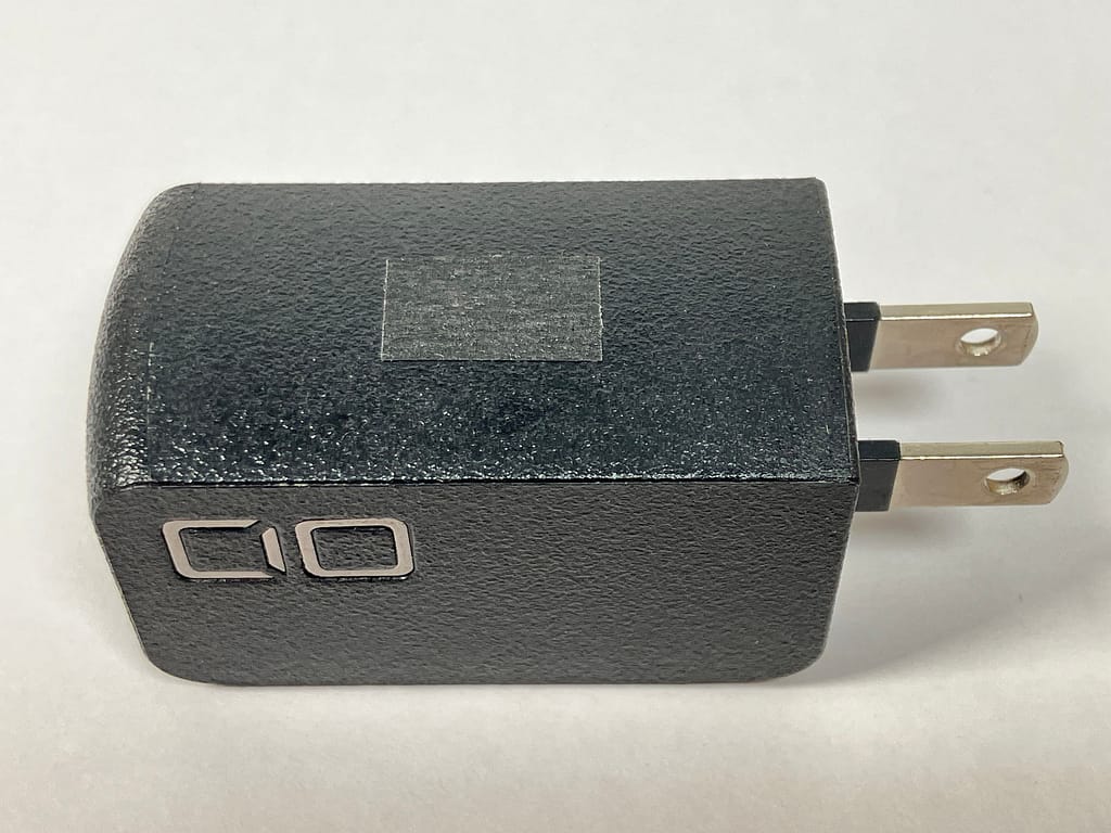 CIO NovaPort SOLOⅡ 65W1C の温度測定ポイントに、つや消しの黒いマスキングテープを貼った状態。