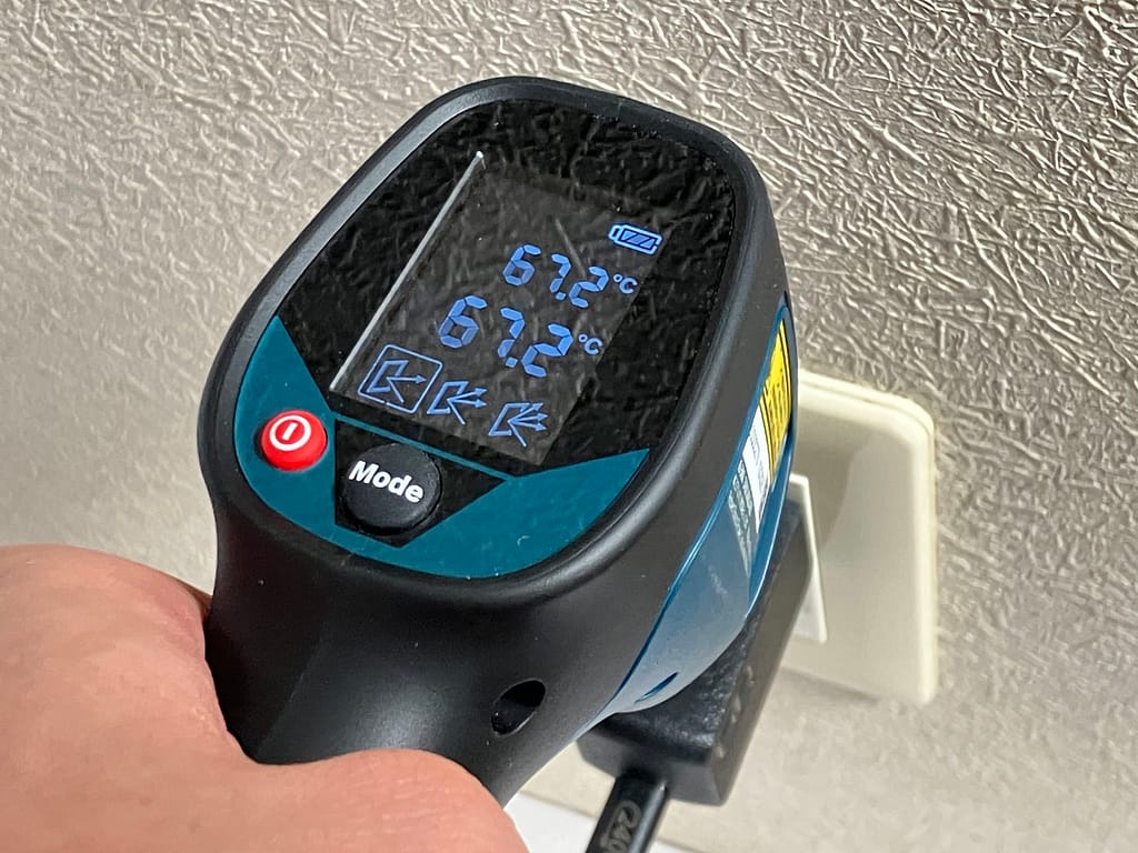 CIO NovaPort SOLOⅡ 65W1C の表面温度を測定している様子
