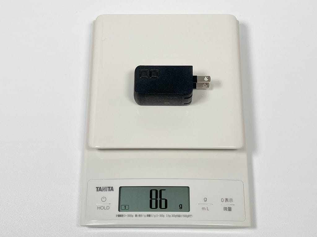 CIO NovaPort SOLOⅡ 65W1C の重量を測定している様子