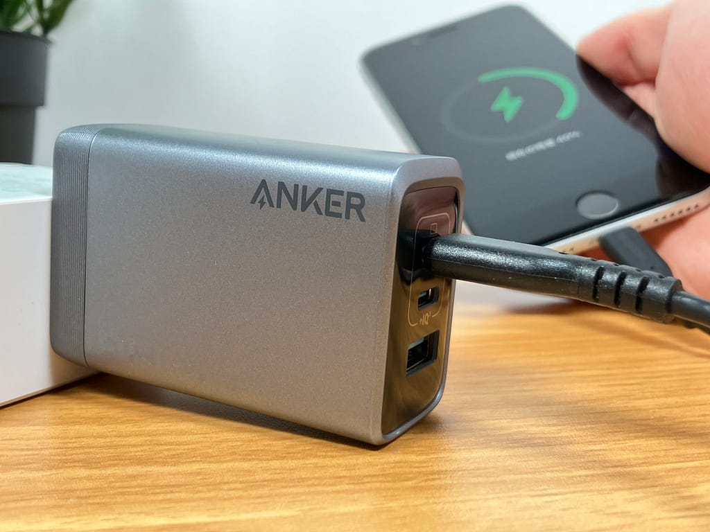 Anker Prime Charger (100W, 3 Ports, GaN) で充電している様子