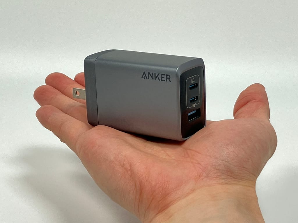 Anker Prime Charger (100W, 3 Ports, GaN) を手に持ったサイズ感