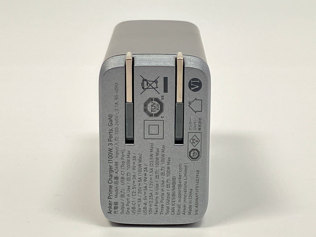 Anker Prime Charger (100W, 3 Ports, GaN) の背面とプラグ形状