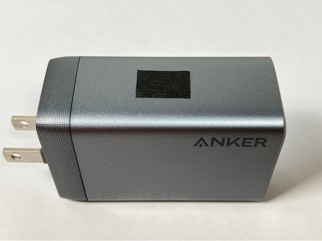 Anker Prime Charger (100W, 3 Ports, GaN) の温度測定ポイントに、つや消しの黒いマスキングテープを貼った状態。