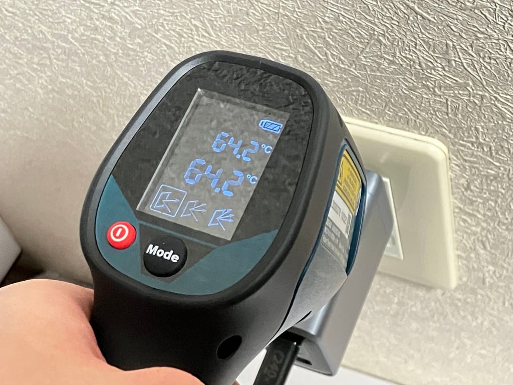 Anker Prime Charger (100W, 3 Ports, GaN) の表面温度を測定している様子