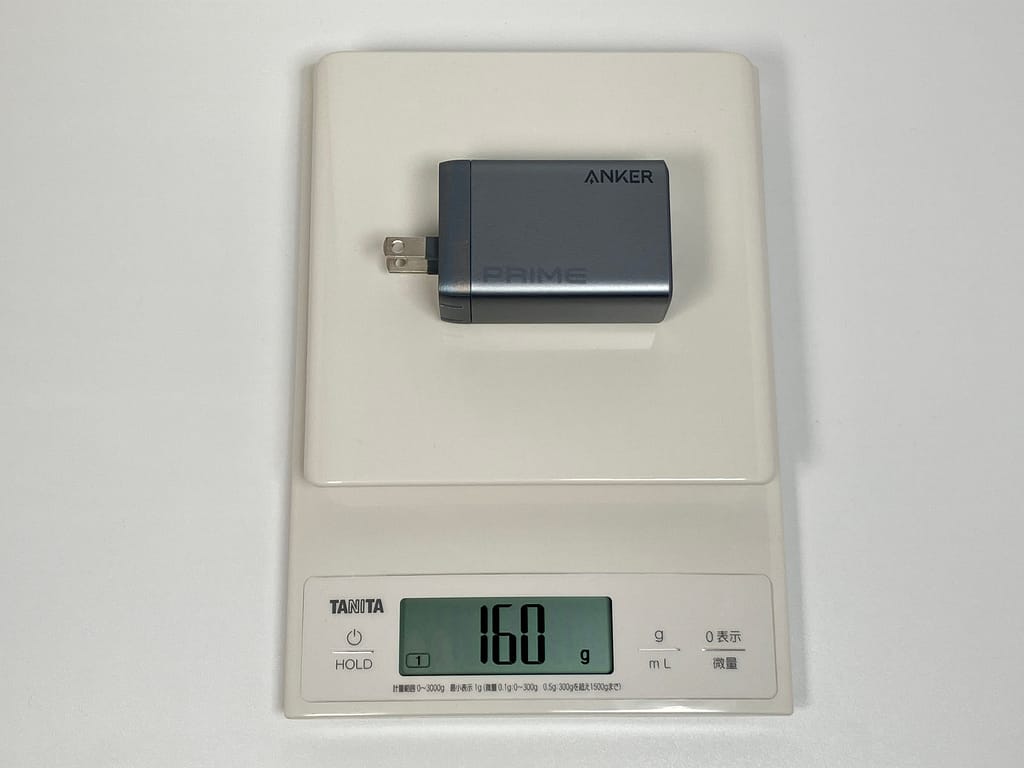 Anker Prime Charger (100W, 3 Ports, GaN) の重量を測定している様子